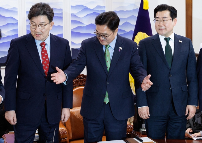 우원식 국회의장과 국민의힘 권성동 원내대표(왼쪽), 더불어민주당 박찬대 원내대표(오른쪽)가 4일 서울 여의도 국회에서 의장 주재 회동에 참석해 자리에 앉고 있다. [공동취재]