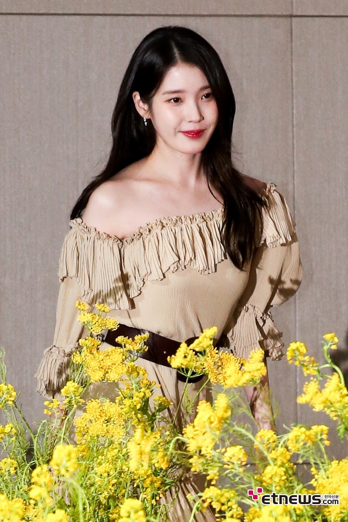 [ET포토] 아이유, '시원하게 드러낸 어깨'