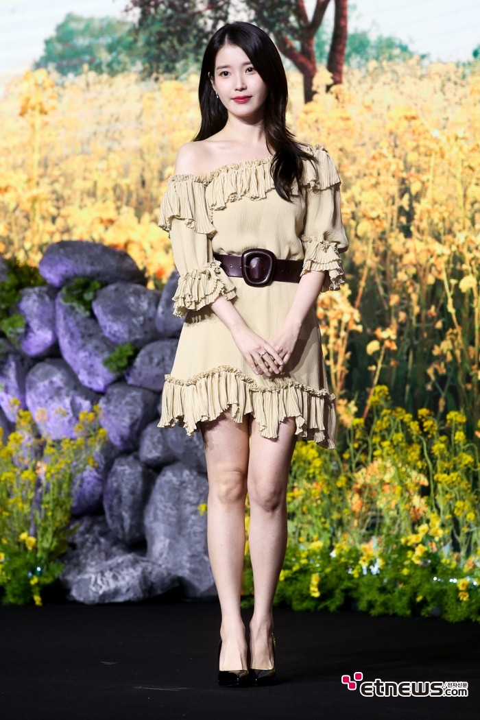 [ET포토] 아이유, '굴곡없는 1자 각선미'
