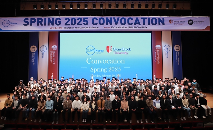 한국뉴욕주립대가 지난달 20일 인천글로벌캠퍼스 대강당에서 스토니브룩대학교(Stony Brook University) 2025년도 봄학기 입학식을 개최했다.(사진=한국뉴욕주립대)