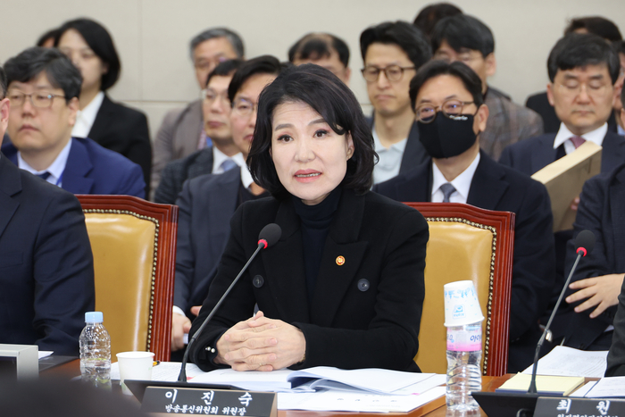 이진숙 방송통신위원장이 5일 국회 과학기술정보방송통신위원회 전체회의에서 현안질의에 답하고 있다. (연합뉴스)