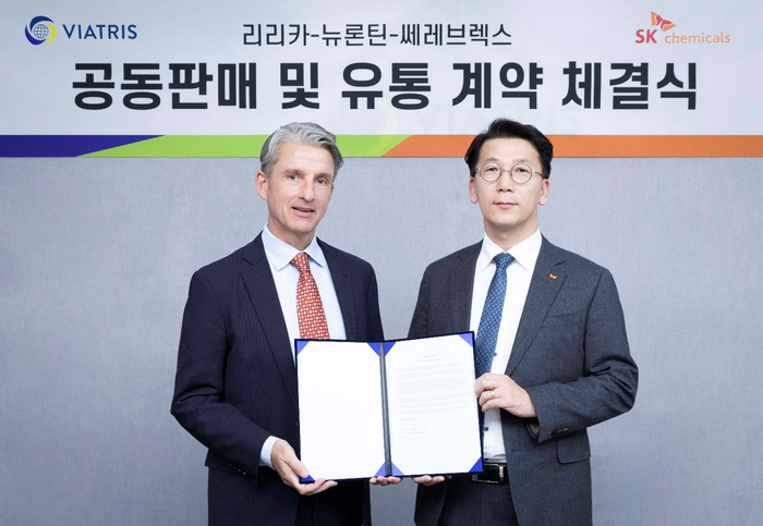 비아트리스 코리아 빌 슈스터 대표(왼쪽)와 박현선 SK케미칼 박현선 Pharma 사업대표가 공동 판매·유통 계약 체결식에서 기념촬영했다.(사진=SK케미칼)