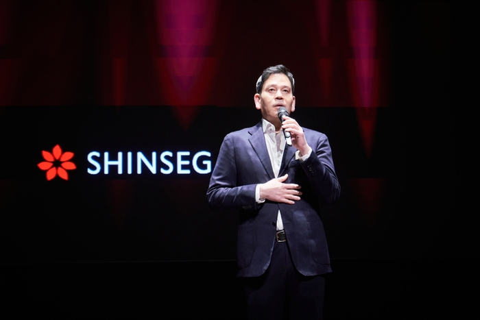 정용진 신세계그룹 회장이 지난 달 신세계 남산에서 열린 신입사원 수료식에 참석해 질의 응답을 하고 있다.