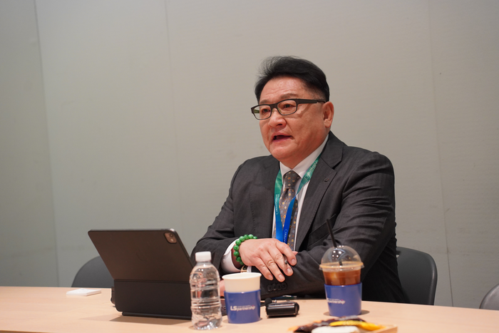 구자균 LS일렉트릭 회장이 5일 서울 강남구 코엑스에서 열린 '인터배터리 2025'에서 취재진 질문에 답하고 있다. (사진=공동취재단)