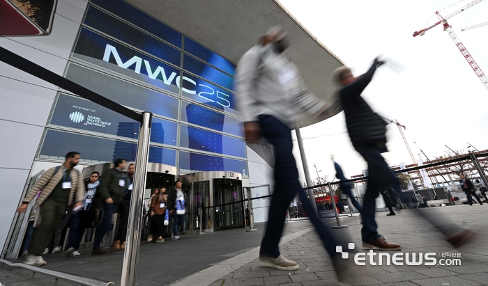 MWC 퇴장하는 관람객
