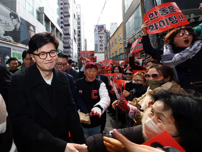 국민의힘 한동훈 전 대표가 5일 서울 마포구 청년문화공간JU에서 열린 저서 '국민이 먼저입니다' 북콘서트에 참석하며 지지자들과 인사하고 있다.  [공동취재]