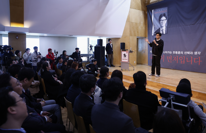 국민의힘 한동훈 전 대표가 5일 서울 마포구 청년문화공간JU에서 열린 저서 '국민이 먼저입니다' 북콘서트에서 발언하고 있다. [공동취재]