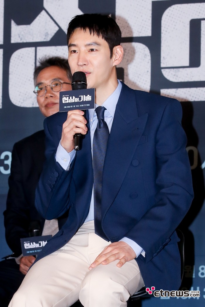 [ET포토] 이제훈, '무엇이든 물어보세요'