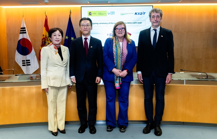 왼쪽부터 민병주 KIAT 원장, 산업통상자원부 오승철 실장, 스페인 과학혁신부 테레사 리에스고 차관보, 호세 모이세스 마르틴 카레테로 CDTI 원장. 한국산업기술진흥원