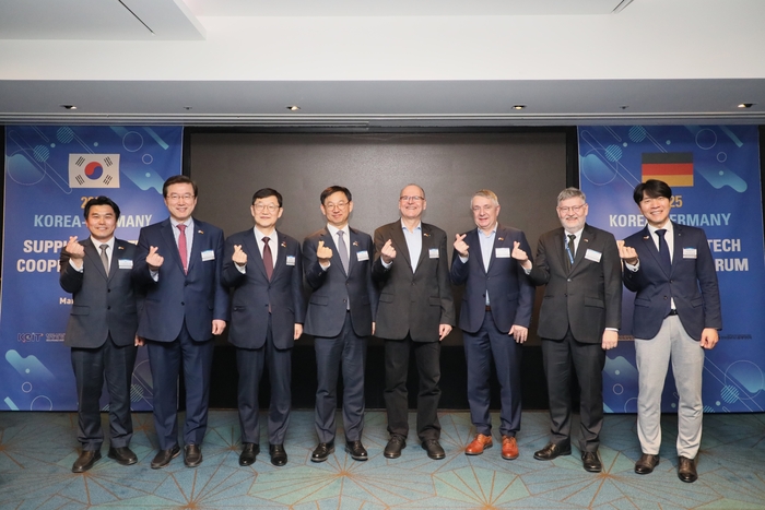 전윤종 KEIT 원장(왼쪽 네번째)이 '한-독 공급망 기술협력 포럼' 참석자들과 기념촬영했다.