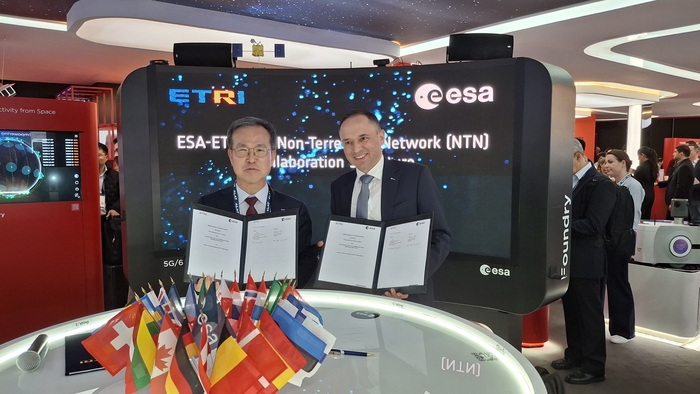 ETRI는 유럽우주국(ESA)와 6G 위성통신기술 협력을 위한 MOU를 맺었다. 방승찬 ETRI 원장(왼쪽)과 로랑 자파르트 ESA 연결 및 보완 통신 책임자(디렉터).