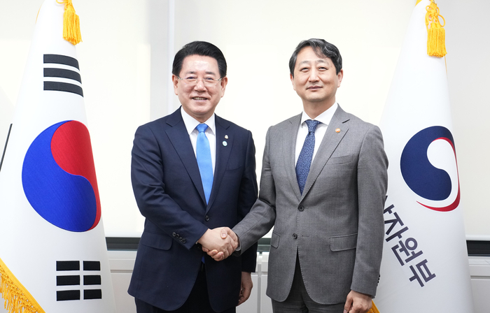 김영록 전남도지사(왼쪽)가 7일 정부서울청사에서 안덕근 산업통상부 장관을 만나 솔라시도 AI 슈퍼클러스터 허브 등 도 현안 해결을 위한 건의를 하고 있다.