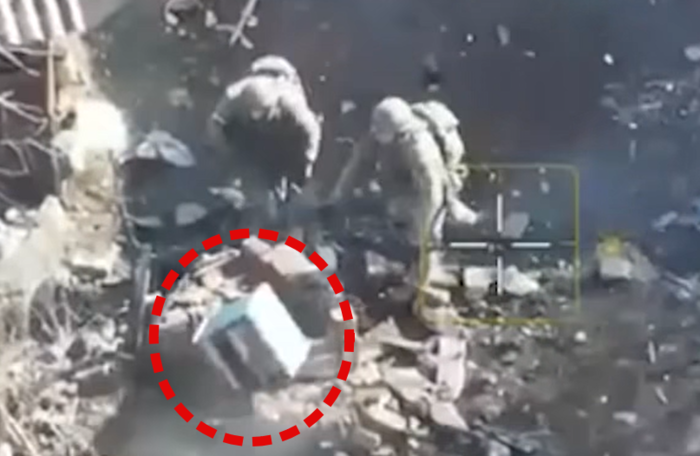 러시아군이 숨은 지하 벙커에 벌집을 던지고 있는 우크라이나군. 사진=텔레그램(@OSHP_225) 캡처