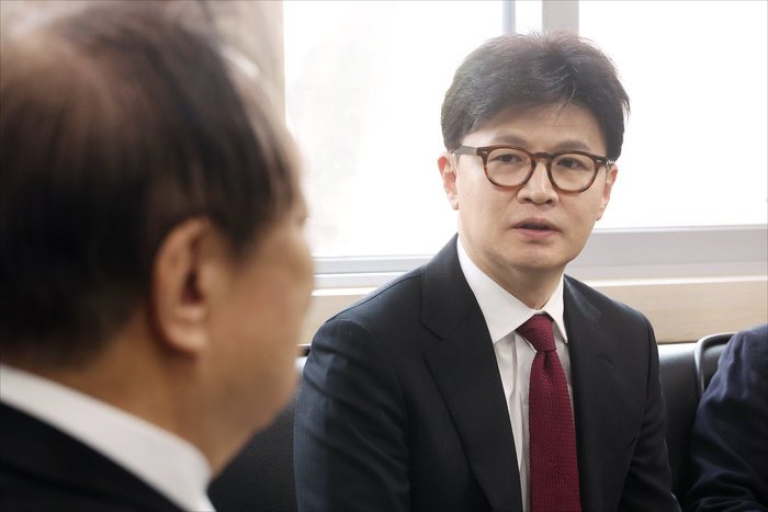 국민의힘 한동훈 전 대표가 7일 서울 여의도 대한민국 헌정회를 찾아 정대철 헌정회장 등 헌정회 관계자들과 만나 대화를 나누고 있다. [공동취재]