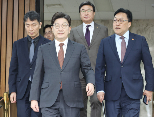 국민의힘 권성동 원내대표(왼쪽 두번째)가 7일 서울 여의도 국회에서 열린 '가상자산시장의 건전한 발전을 위한 정책과제' 민당정간담회에서 김병환 금융위원장(오른쪽)과 이복현 금감원장(왼쪽) 등과 참석하고 있다. (사진=연합뉴스)