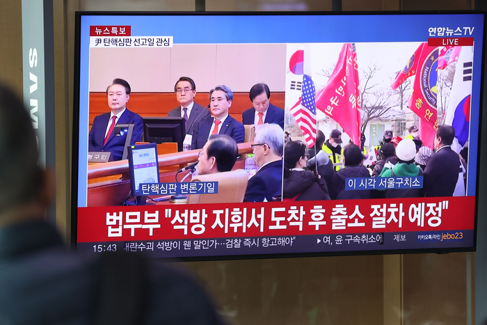법원이 윤석열 대통령의 구속 취소 청구를 인용한 7일 서울역 대합실에서 윤 대통령 관련 뉴스가 나오고 있다. 연합뉴스