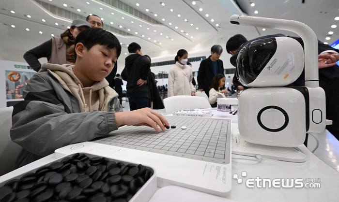 서울시가 주최하고 서울디지털재단이 주관한 '서울 AI 페스타'가 8일 서울 중구 동대문디자인플라자에서 이틀 일정으로 열렸다. 시민들이 인공지능(AI) 바둑 로봇 체험을 하고 있다. 김민수기자 mskim@etnews.com