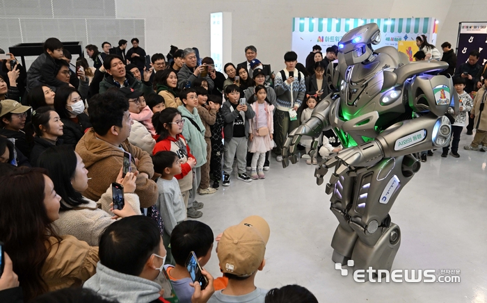 '타이탄, 안녕!'