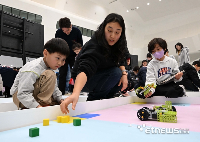 서울시가 주최하고 서울디지털재단이 주관한 '서울 AI 페스타'가 8일 서울 중구 동대문디자인플라자에서 이틀 일정으로 열렸다. 시민들이 AI·로봇활용 경진대회에 참가하고 있다. 김민수기자 mskim@etnews.com