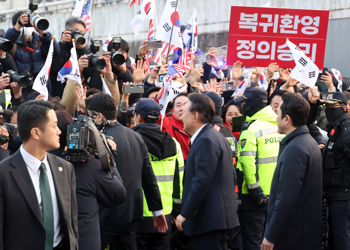 서울구치소에서 석방된 윤석열 대통령이 8일 서울 한남동 관저 앞에서 차에서 내려 지지자들에게 인사하고 있다. 연합뉴스