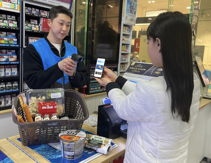 GS25에서 모델이 GS25 모바일금액권을 활용해 결제하고 있다.