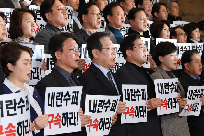 더불어민주당 이재명 대표와 박찬대 원내대표를 비롯한 의원들이 9일 서울 여의도 국회에서 비상 의원총회를 마치고 본청 계단에서 윤석열 대통령을 석방한 검찰을 규탄하는 구호를 외치고 있다. 연합뉴스