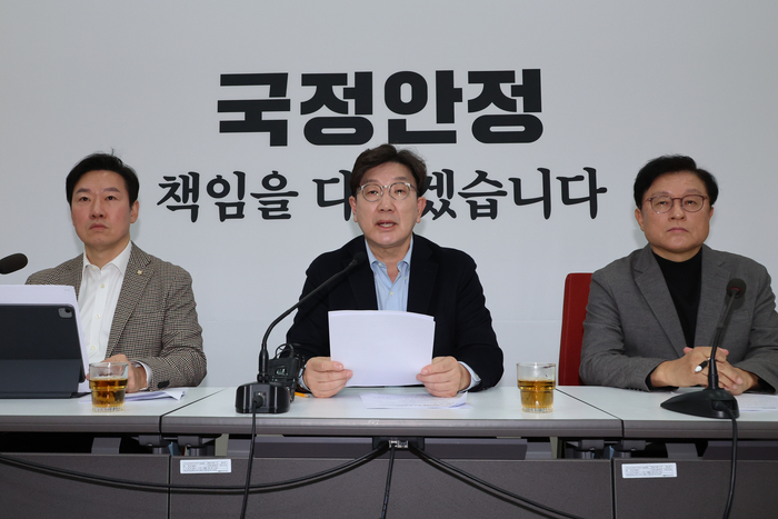 국민의힘 권성동 원내대표가 9일 서울 여의도 국회에서 윤석열 대통령 석방 등 현안 관련 기자간담회를 하고 있다.