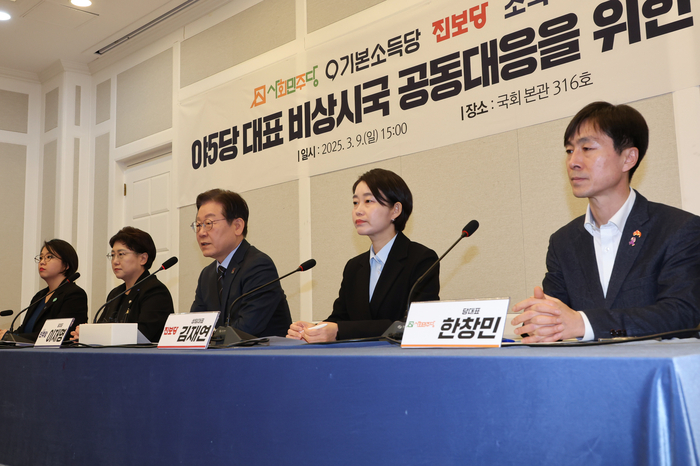 더불어민주당 이재명 대표가 9일 서울 여의도 국회에서 열린 비상시국 공동대응을 위한 야5당 원탁회의에서 발언하고 있다.
왼쪽부터 기본소득당 용혜인 대표, 조국혁신당 김선민 대표 권한대행, 더불어민주당 이재명 대표, 진보당 김재연 상임대표, 사회민주당 한창민 대표. 연합뉴스