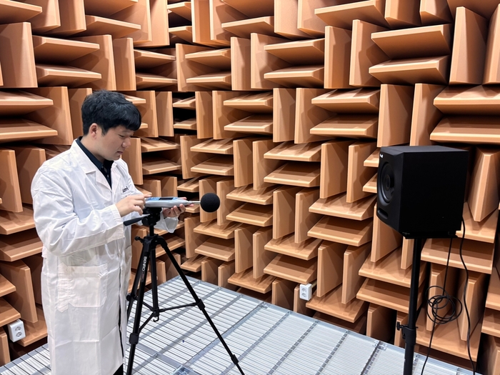 KATRI시험연구원 직원이 소음을 측정하고 있다.