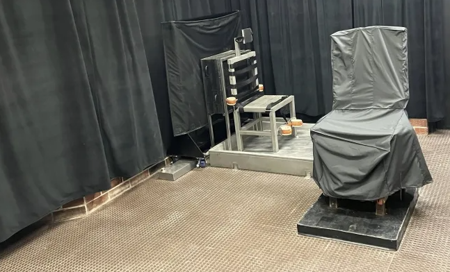 미국 사우스캐롤라이나주 컬럼비아 교도소에 있는 사형집행실. 왼쪽은 총살형 집행 의자, 오른쪽은 전기의자. AP 연합뉴스