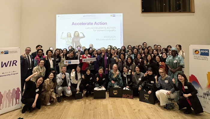 주한독일상공회의소 'Women in KoRea WIR' 여성 리더십 행사에 참가자들이 2025 세계 여성의 날 캠페인 공식 포즈를 취하고 있다. 사진=주한독일상공회의소