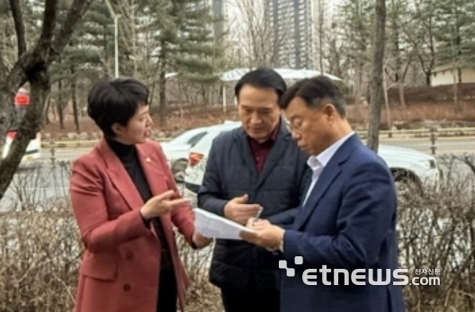 신상진 경기 성남시장(오른쪽)이 9일 김은혜 국회의원(왼쪽), 임태희 경기도교육감을 만나 3자 간담회를 갖고 경기형 과학고 후속조치를 논의했다.