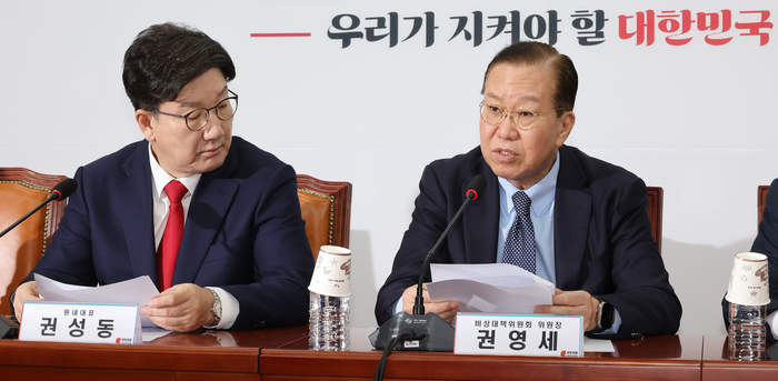 국민의힘 권영세 비상대책위원장이 10일 국회에서 열린 비상대책위원회의에서 발언하고 있다. 왼쪽은 권성동 원내대표.