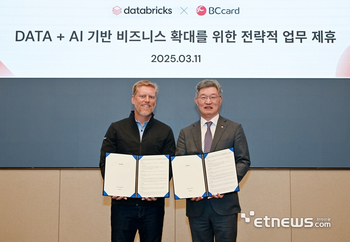 11일 오전 서울 시내 소재 호텔에서 최원석 BC카드 사장(오른쪽), 론 가브리스코(Ron Gabrisko) 데이터브릭스 CRO(최고수익책임자)이 업무협약서를 교환하고 있다.