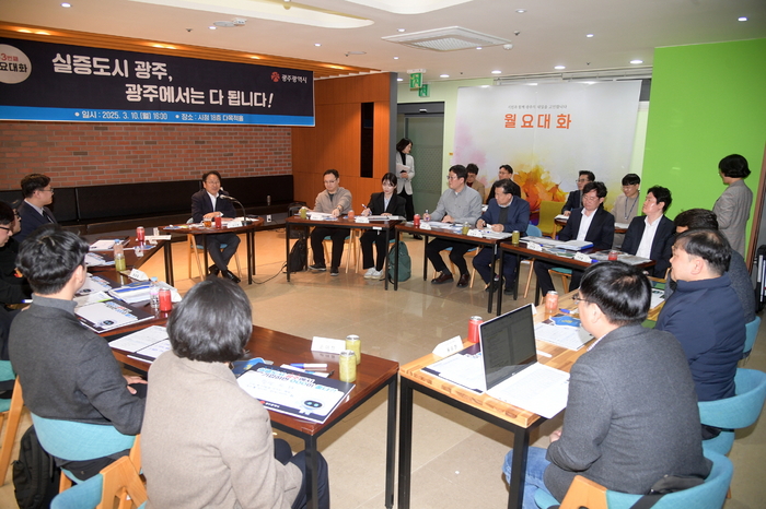 강기정 광주시장이 10일 오후 시청 다목적홀에서 열린 월요대화에 참석하여 실증도시 광주의 발전 방향 등을 논의하고 있다.