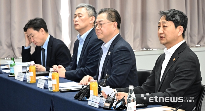 반도체 업계 간담회 모두발언하는 안덕근