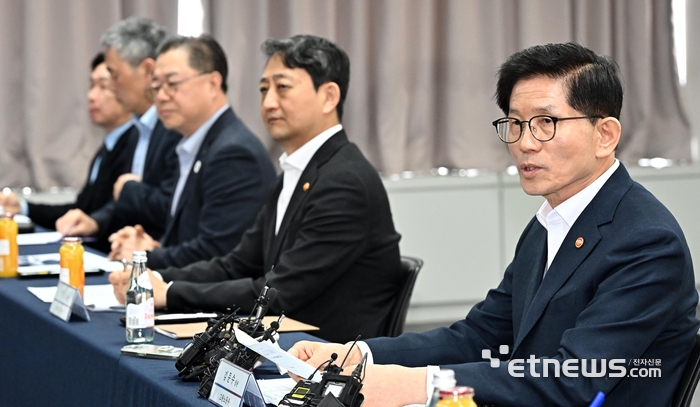 모두발언하는 김문수 고용노동부 장관