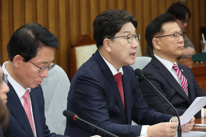 국민의힘 권성동 원내대표가 11일 서울 여의도 국회에서 열린 원내대책회의에서 발언하고 있다.