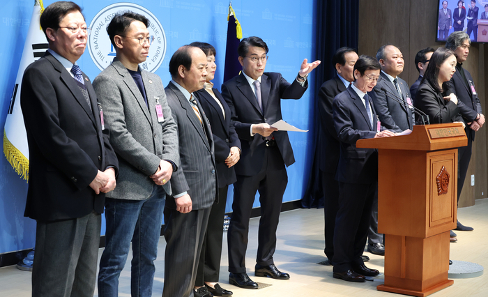 국민의힘 윤상현 의원과 중도보수대연합 임원들이 11일 국회 소통관에서 기자회견을 열고 “윤석열 대통령의 탄핵은 각하 또는 기각되어야 한다!”며 회견하고 있다. [연합뉴스]