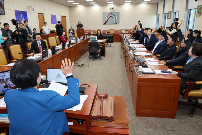 11일 국회 과학기술정보방송통신위원회 전체회의에서 최민희 위원장과 위원들이 '민원 사주' 의혹 관련 현안질의에 불출석한 증인인 류희림 방송통신심의위원장 고발 안건에 대해 표결하고 있다. 연합뉴스