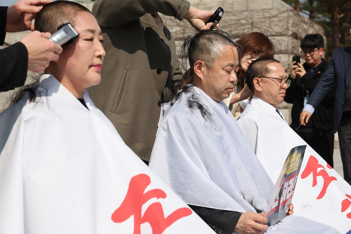 11일 서울 여의도 국회 본청 앞 계단에서 더불어민주당 전진숙(왼쪽부터), 박홍배, 김문수 의원이 윤석열 대통령 조기파면 등을 촉구하며 삭발하고 있다. 연합뉴스
