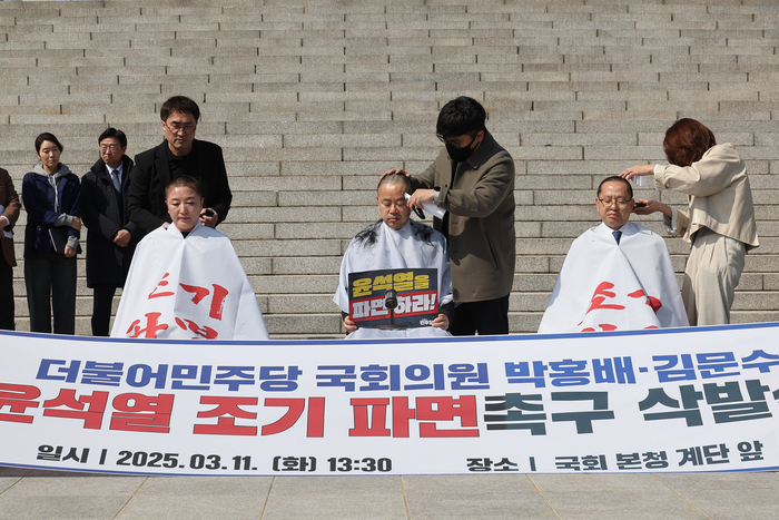 11일 서울 여의도 국회 본청 앞 계단에서 더불어민주당 전진숙(왼쪽부터), 박홍배, 김문수 의원이 윤석열 대통령 조기파면 등을 촉구하며 삭발하고 있다. [연합뉴스]