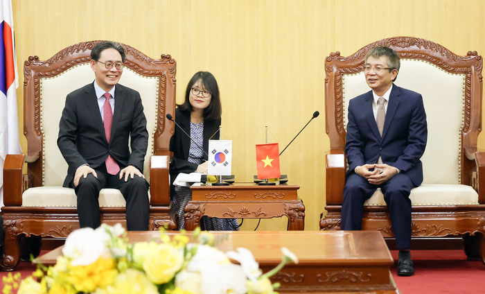 강민수 국세청장이 11일(현지시간) 베트남 하노이에서 마이 쑤언 타잉 베트남 국세청장과 국세청장 회의를 진행했다.