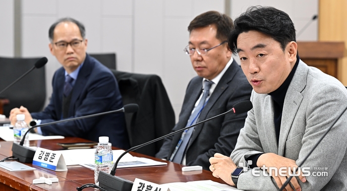 지난 3월 K플랫폼 미래포럼 정책토론회에서 당시 강훈식 더불어민주당 의원이 환영사를 하며 플랫폼 규제 일변도에서 벗어나 육성의 필요성에 대해 강조했다. 이동근기자 foto@etnews.com