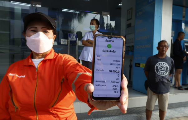 보조금 받은 태국 국민. 사진=EPA 연합뉴스