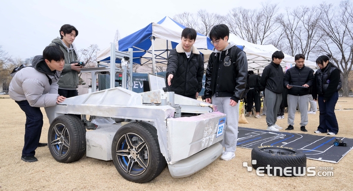 자작 자동차 동아리 홍보하는 학생들
