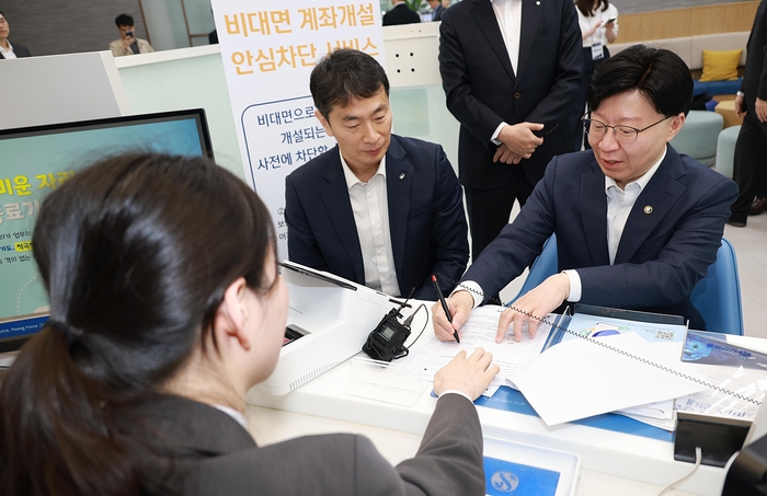 김소영 금융위원회 부위원장(오른쪽)이 12일 오전 서울 중구 신한은행 본점에 방문해 이복현 금융감독원장(왼쪽)과 비대면 계좌개설 안심차단 서비스 가입 절차에 대해 청취 후, 직원들의 노고를 격려했다. 이후 관계기관 및 금융협회·중앙회와 함께 보이스피싱 피해 방지를 위한 '비대면 안심차단 서비스 시행 관련 간담회'에 참석해 실제 현장에서 보이스피싱 예방활동을 하고있는 금융회사 직원들의 애로사항을 청취했다. 사진제공=금융위원회