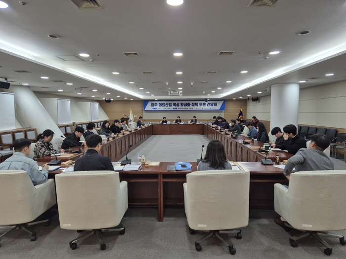 광주테크노파크는 광주시의회와 함께 13일 오후 2시 광주시의회 4층 대회의실에서 '광주 의료산업의 미래지향적 활성화 방안'을 주제로 정책세미나를 개최했다.