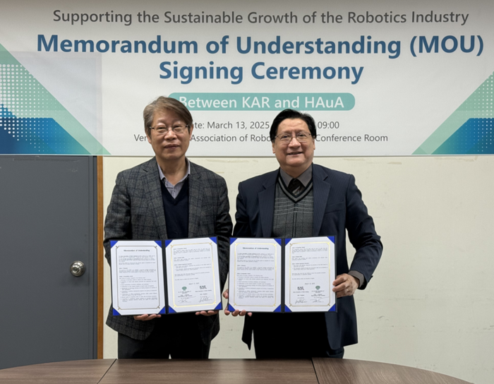 김진오 한국로봇산업협회장(왼쪽)과 르 호아이 꾸억 호치민자동화협회장이 업무협약(MOU) 체결 기념 사진을 촬영하고 있다. (사진=한국로봇산업협회)