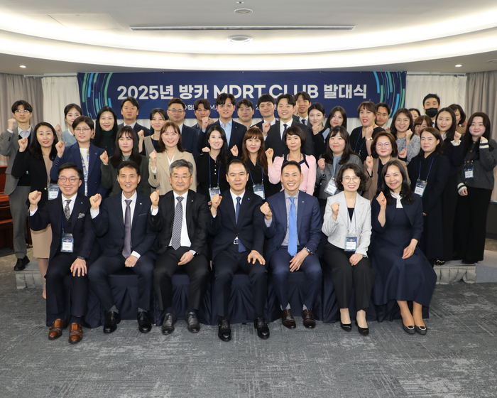 지난 12일 서울 송파구 올림픽파크텔에서 진행된  '2025년 방카 Sh MDRT' 발대식에서 신학기 Sh수협은행장(앞줄 가운데)을 비롯한 행사 참석자들이 기념촬영을 하고 있다.